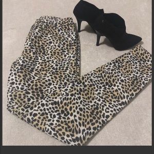 Victoria’s Secret Mid Rise Siren Leopard Jeans sz4